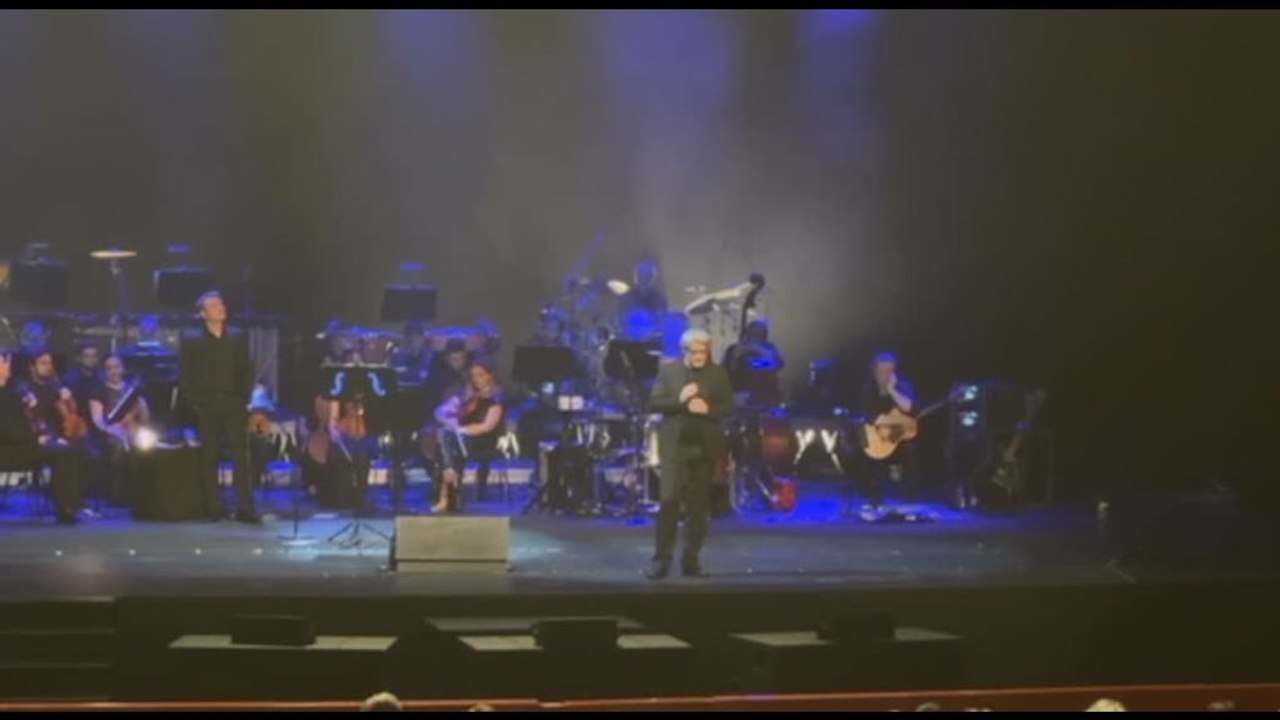 Samuele Bersani dal palco: ho avuto un tumore, grazie per l'affetto