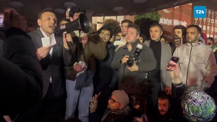 CHP İl Başkanı Özgür Çelik, İBB binasının önünde bekleyen öğrencilerle anlaşmak için konuşma yaptı
