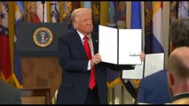 Trump firma decreto per chiudere il Ministero dell'Istruzione