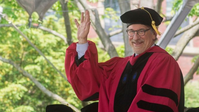 Fou Mais Vrai : Steven Spielberg a eu son diplôme de cinéma à 55 ans !