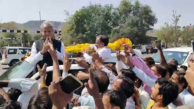 पूर्व सीएम गहलोत से मिले कांग्रेस कार्यकर्ता, दिए संगठन को मजबूत करने के निर्देश