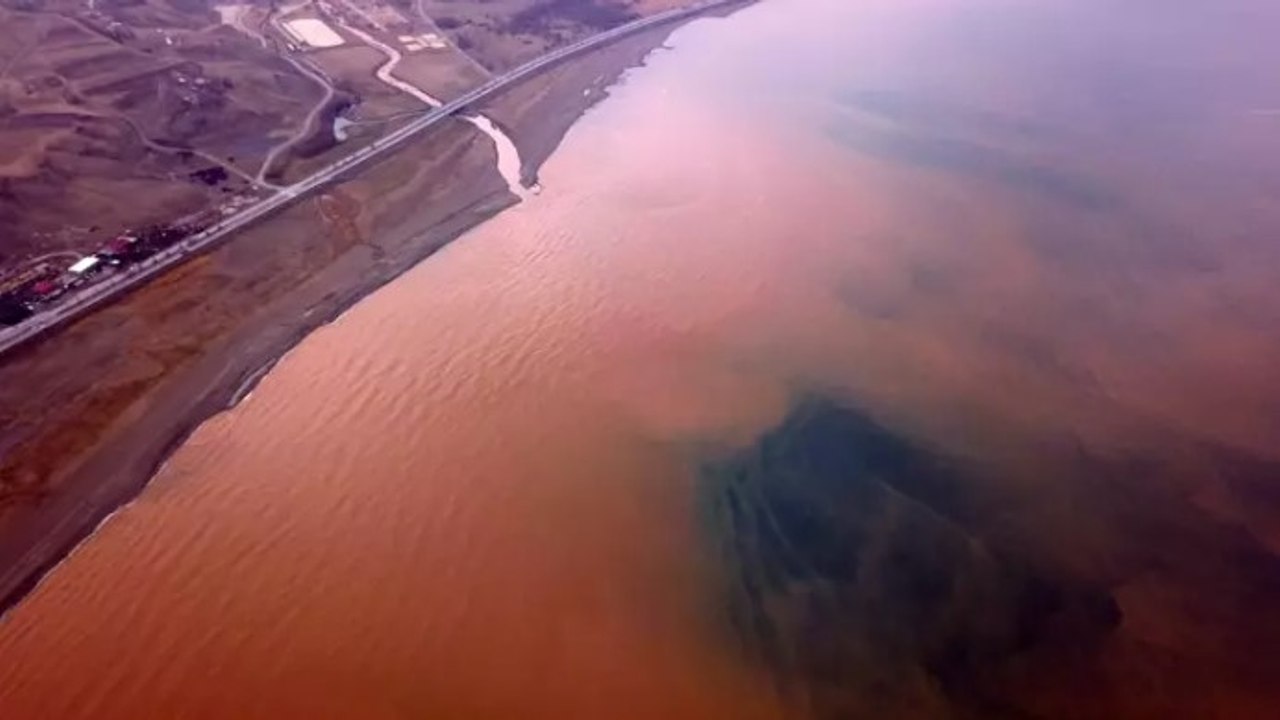 Debisi yükselen dere, Van Gölü kıyılarında renk değişikliğine yol açtı