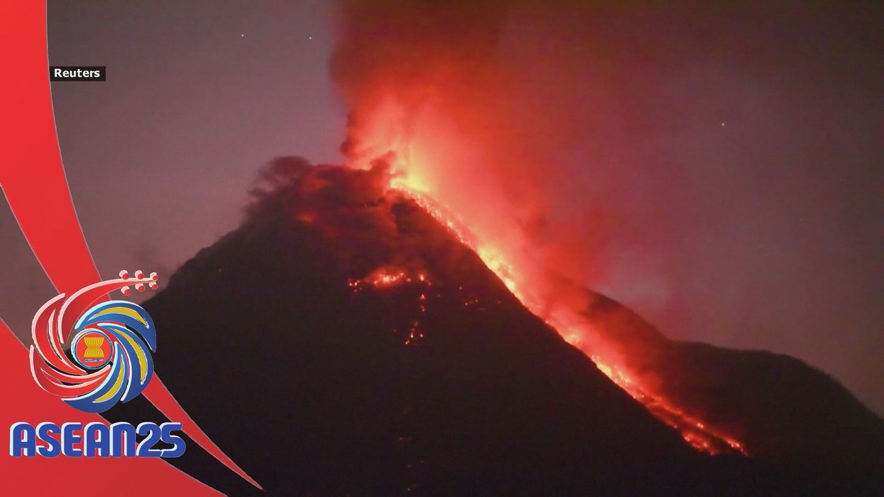 Gunung Lewotobi muntahkan lahar
