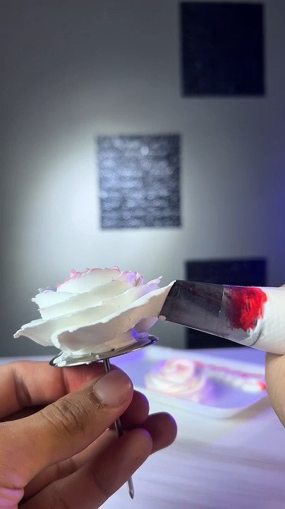 Designing Rose Shaped Frostings for Cake Decoration