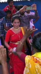 Everyone is amazed by the girl's jhumur playing.