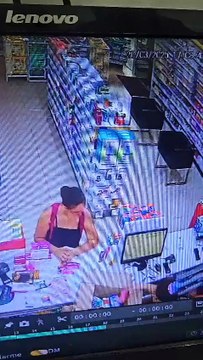 Mulher é flagrada furtando carteira em farmácia