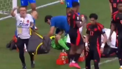 Alisson-Sánchez, che paura! Il colombiano sviene dopo lo scontro