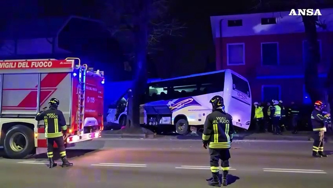 Autobus fuori strada a Brescia, bilancio resta di un morto