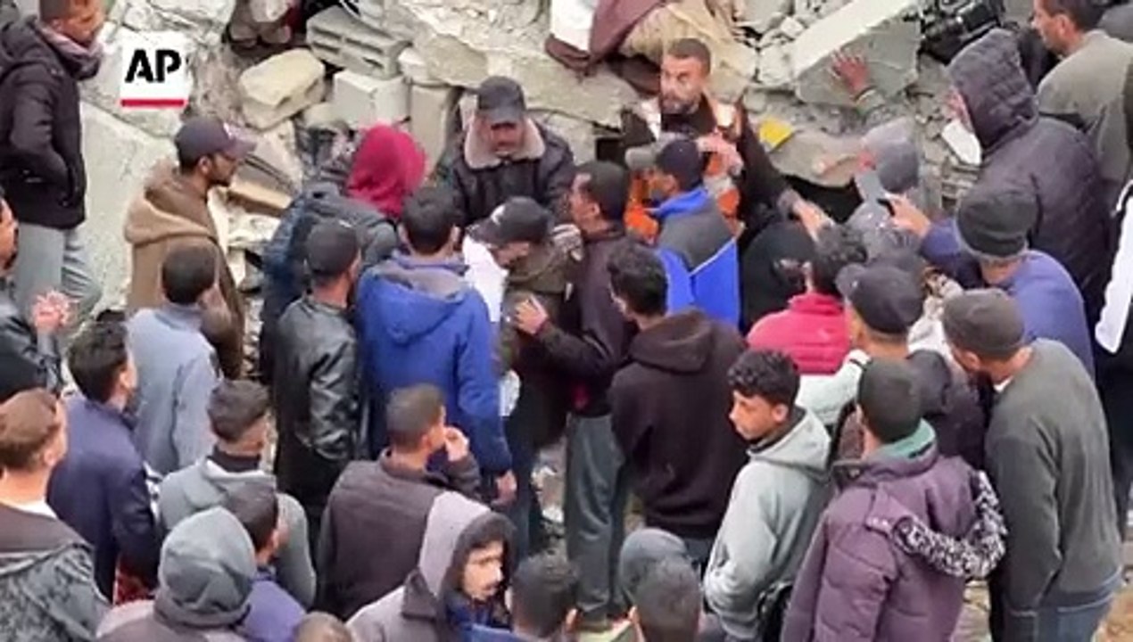 Beba de un mes es sacada de los escombros en Gaza