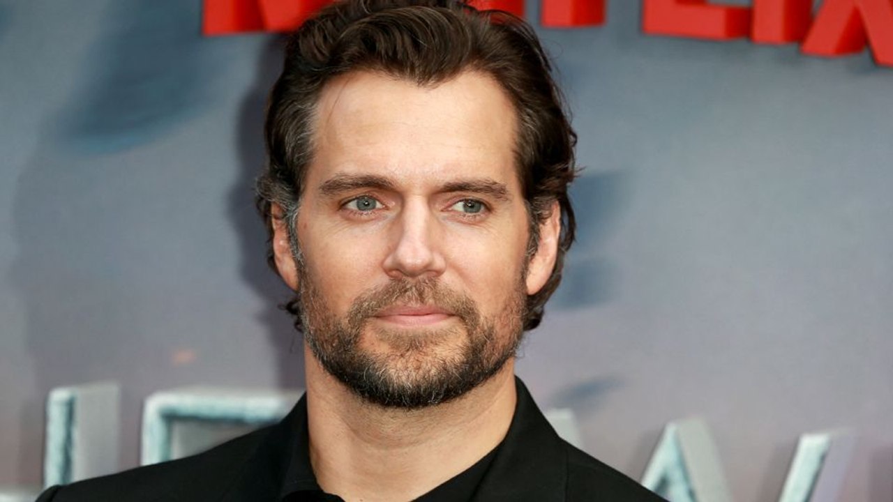 Fou Mais Vrai : Henry Cavill a arrêté de boire de l'eau pour "The Witcher" !