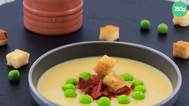 Velouté de petits pois, royale de lard fumé et biscuit croquant au piment d'espelette