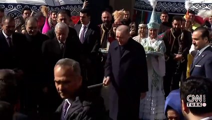 Cumhurbaşkanı Erdoğan, Nevruz ateşinin üzerinden atladı | VİDEO