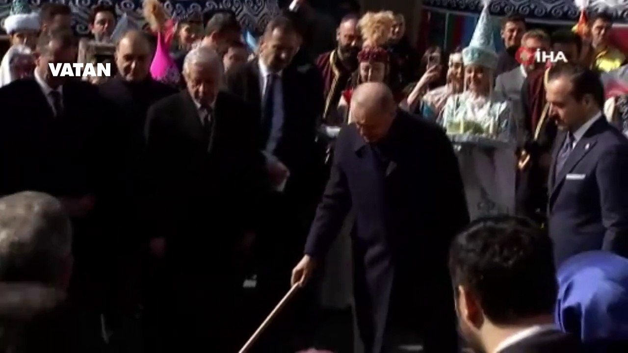 Cumhurbaşkanı Erdoğan Nevruz ateşini yakıp üstünden atladı