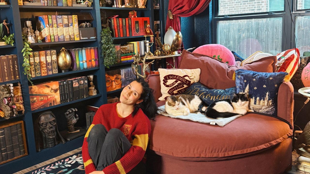 Frau verwandelt Büro in Harry-Potter-Oase mit Gryffindor-Schreibtisch und Eulenpult