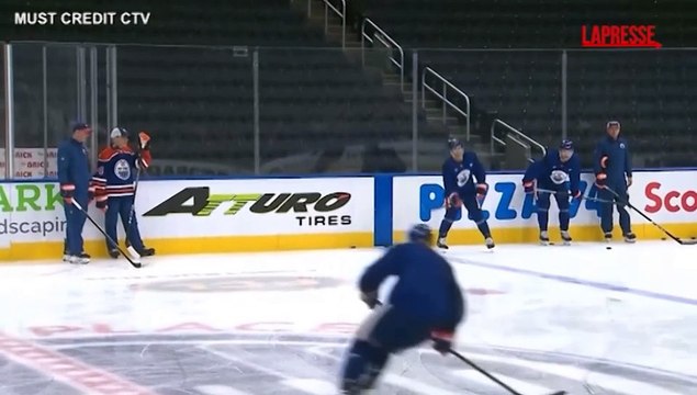 Canada, nuovo primo ministro si allena sul ghiaccio con la squadra di hockey degli Edmonton Oilers