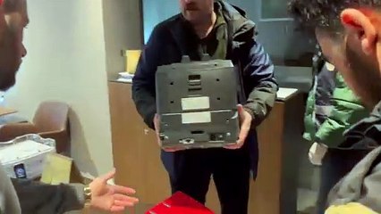 Nereden gelmiş bu değirmenin suyu? Yolsuzluk operasyonunda balya balya dolarlar bulundu