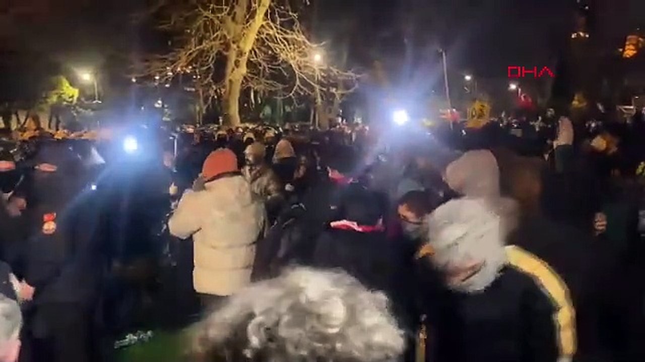 Özgür Özel konuşurken ortalık karıştı!