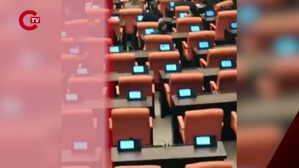 TBMM'de gerginlik yaşandığı sırada bir milletvekilinin telefonda batak oynadığı anlar görüntülendi.