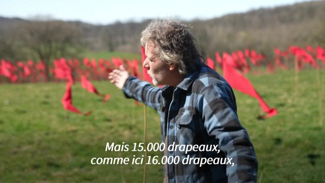16.000 drapeaux rouges pour la paix sur un champs de bataille de la Grande Guerre près de Verdun