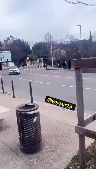 Un homme avec une machette devant le lycée Cézanne à Aix-en-Provence