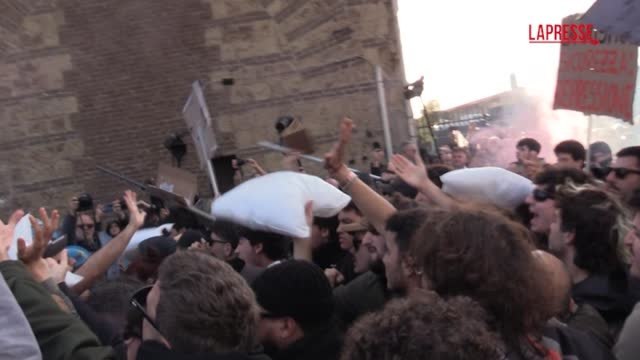 Campi Flegrei, scontri tra manifestanti e polizia a Bagnoli: manganellate e fumogeni