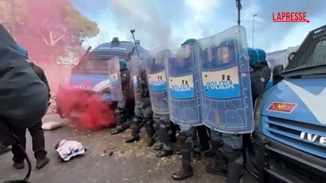 Campi flegrei, scontri tra manifestanti e polizia a Bagnoli: manganellate e fumogeni