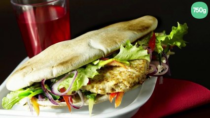 Pita de poulet et légumes