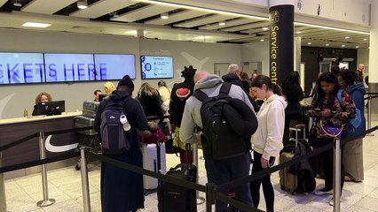 Passageiros desesperados buscam alternativas após fechamento do Heathrow