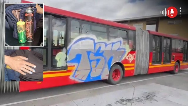 Vandalismo en Transmilenio: cogieron a dos jóvenes pintando graffitis en buses del sistema