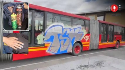 Vandalismo en Transmilenio: cogieron a dos jóvenes pintando graffitis en buses del sistema