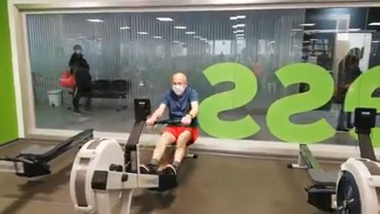 Guillermo Arias, practicando remo en el gimnasio municipal BeOne de Pontevedra.
