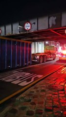 Caminhão bate na 'Ponte Preta', caçamba cai e quase mata motociclista em Curitiba