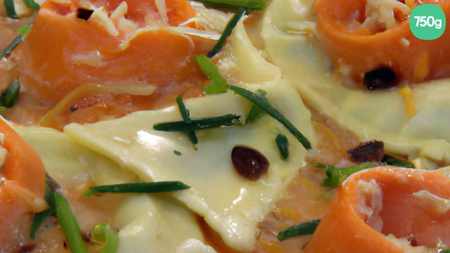 Raviolis à la ricotta en sauce au saumon, orange et pignons