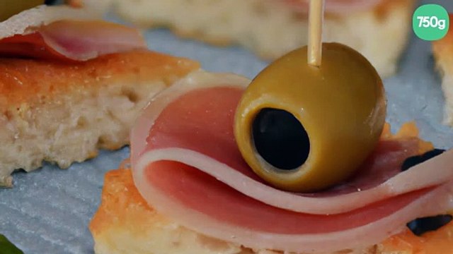 Cake salé au jambon et aux olives pour l'apéritif