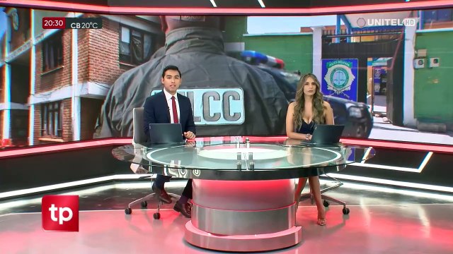 Video: A plena luz del día y con el rostro descubierto, sujetos atracan a un joven que esperaba transporte