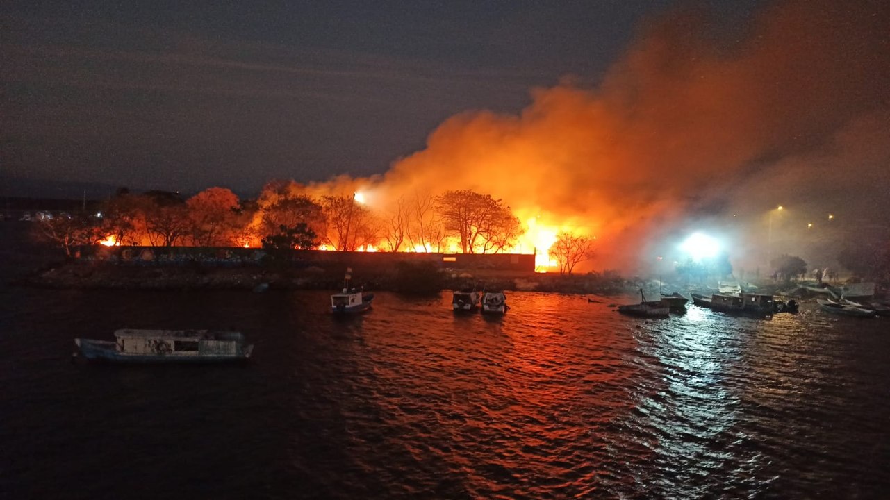 ext-Bomberos atiende enorme incendio en terreno de El Carmen de Puntarenas-210325
