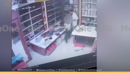 12 വയസുകാരന് നേരെ തുണിക്കടയിലെ ജീവനക്കാരന്റെ മർദനം; CCTV ദൃശ്യങ്ങൾ | Kozhikkode