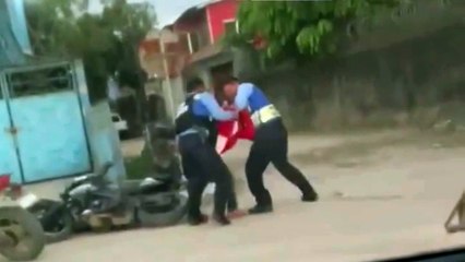 Graban momento en que policías capturaron a hombre que ponía resistencia