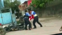 Graban momento en que policías capturaron a hombre que ponía resistencia