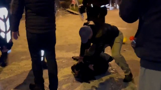 İzmir'de polis genç kadını sırtına diziyle basarak gözaltına aldı, sürükledi