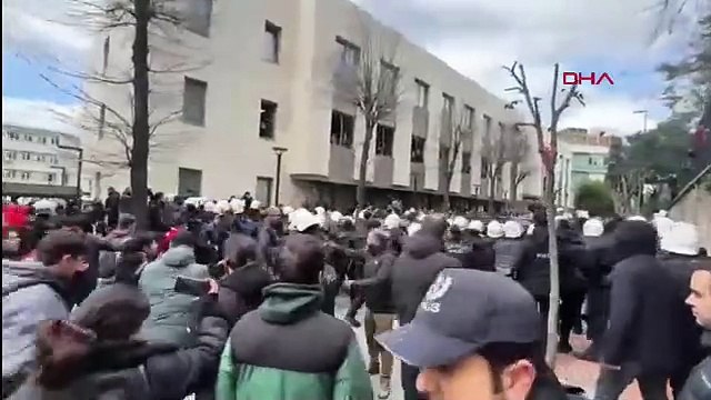 İstanbul Üniversitesi'nde izinsiz yürüyüşe polis müdahalesi