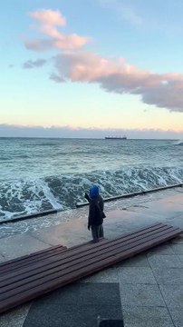 Mauvaise idée de se tenir devant des vagues