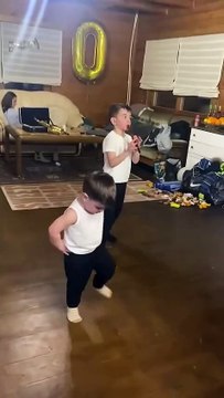 Deux frères roumains s'entrainent sur une chanson traditionnelle