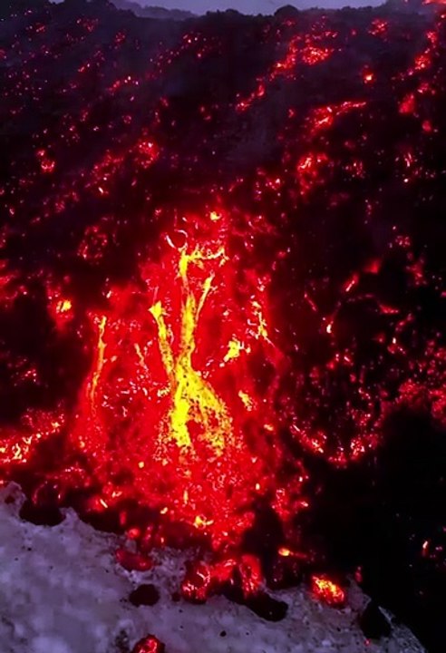 Faire du snowboard juste à côté de la lave