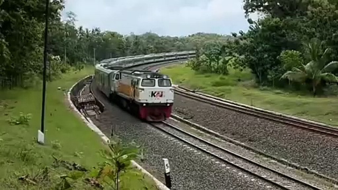 Kereta api melintas di tikungan yang indah! 😍 Siapa di sini yang suka perjalanan kereta api?  Atau mungkin kamu punya foto keren lainnya saat kereta melewati pemandangan menakjubkan? Bagikan fotomu di kolom komentar! 👇Kereta Api Argo Semeru