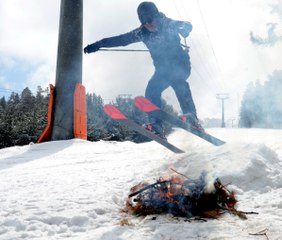 Ateş yakıp kayakla üzerinden atladılar: Nevruz Bayramı'nda böyle eğlendiler