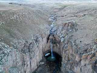 Yılda sadece bir ay akıyor: Tam 40 metre yüksekliğinde!
