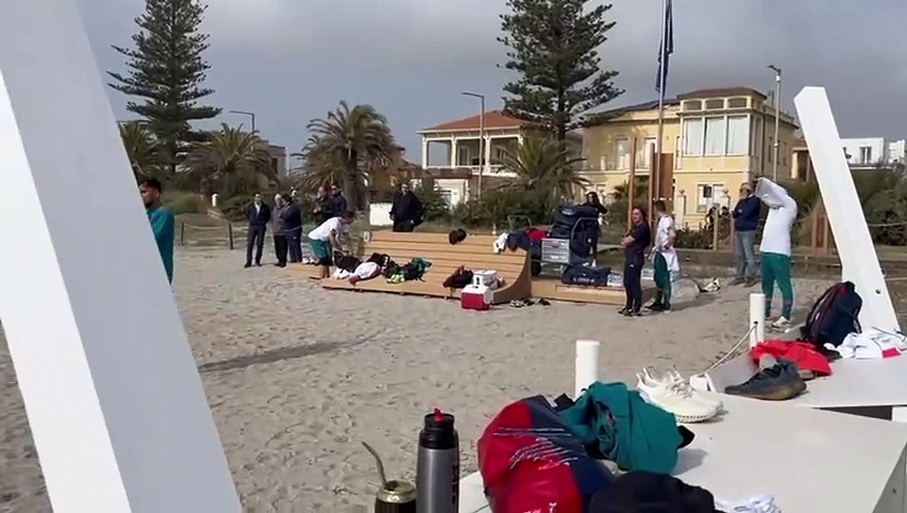 Il Cagliari in versione beach soccer, allenamento a sorpresa al Poetto