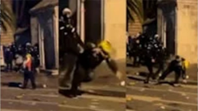 Atatürk bayrağı taşıyan gence polisten uçan tekme