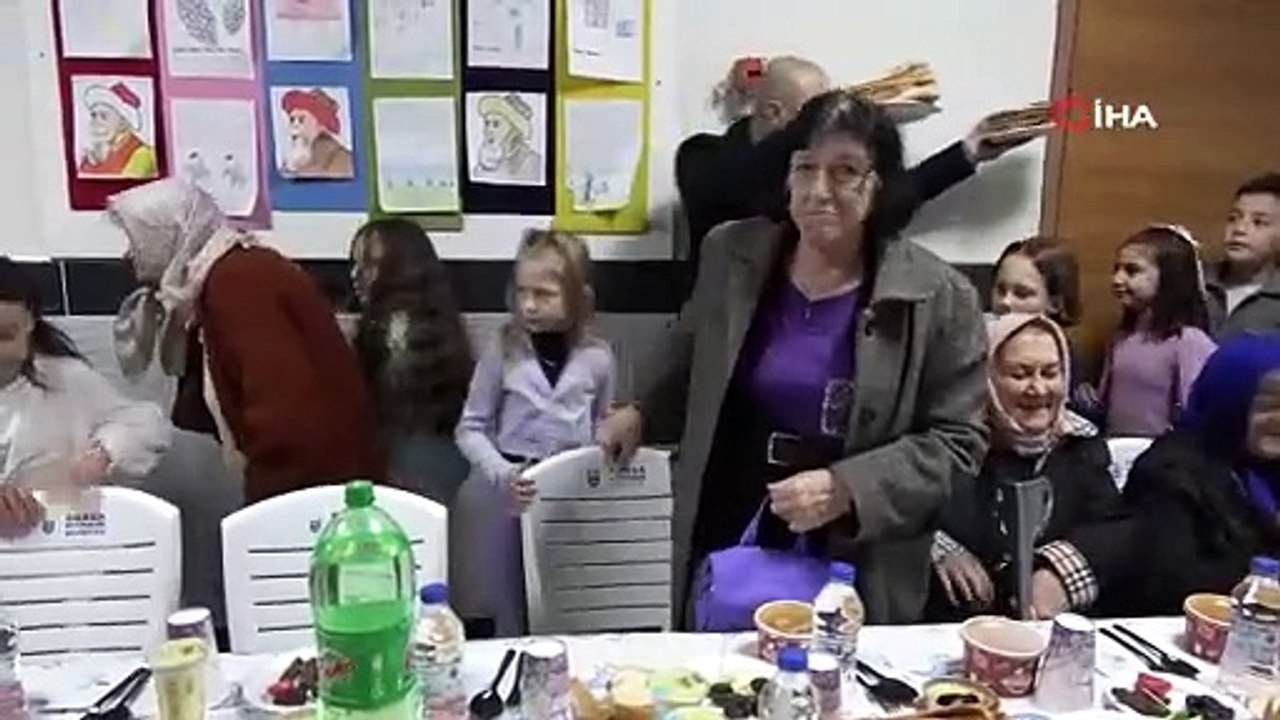 İlkokul öğrencilerinden huzurevindeki büyüklere okulda iftar jesti